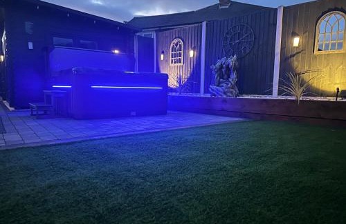 Sherwood Forest House | Spacious, Modern & Quiet Bungalow with hot tub