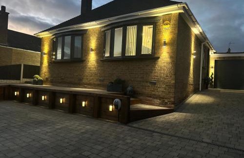 Sherwood Forest House | Spacious, Modern & Quiet Bungalow with hot tub