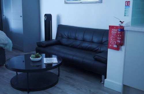 Sheffield Apartment | Spacious modern studio, 10 minutes away from Sheffield arena/City Centre.