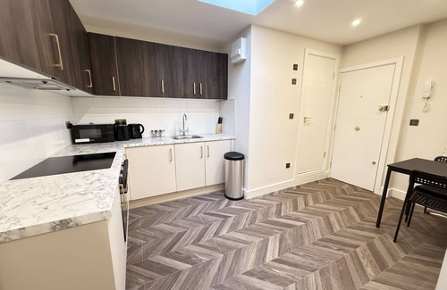 Fulham Broadway Apartment | Spacious Modern Studio in Central London