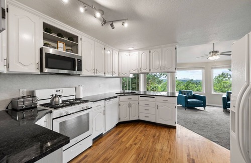 Woodland Estates House | Spacious Mountain Hideaway 4 BD 3 BA W/Hot Tub