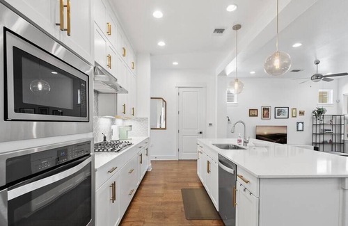 Mueller House | Spacious Mueller family home