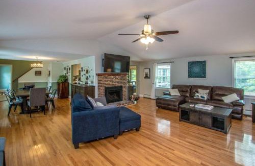 North Conway House | Spacious North Conway Home AC Hot tub and Games