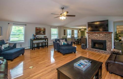 North Conway House | Spacious North Conway Home AC Hot tub and Games