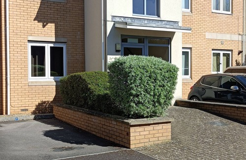 Cheltenham Apartment | Spacious One Bedroom Flat with Free Allocated Parking