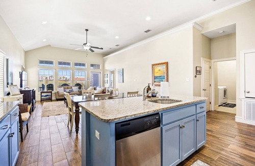 Corpus Christi House | Spacious one story waterfront escape with boat dock & kayaks! 1 mile to beach #B