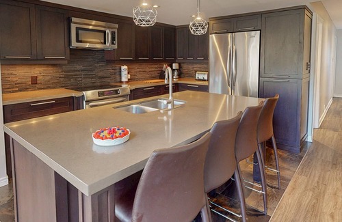 The Blue Mountains House | Spacious Open Concept Condo w/Shared Pool, Blue Mountain View - Walk to Village
