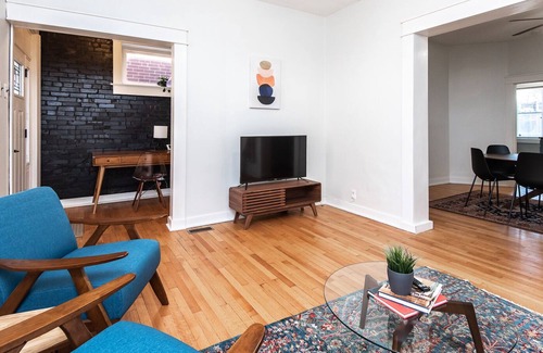 St. Louis House | Spacious Peaceful 2bd Bungalow Charmer - 10 mins to downtown.