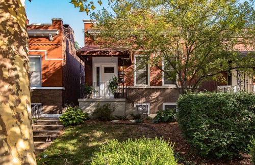 St. Louis House | Spacious Peaceful 2bd Bungalow Charmer - 10 mins to downtown.