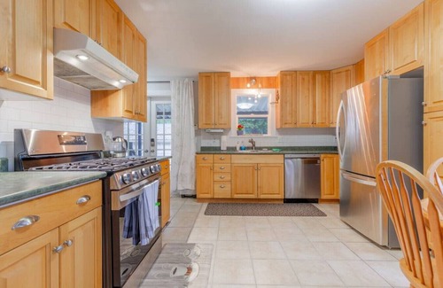 Delta House | Spacious Pet Friendly 3 Bed Home w Back/Front Yard