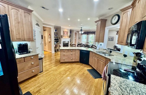 Trinity House | Spacious & Pristine 5 Bedroom 4 Bath Home on 5 Acres