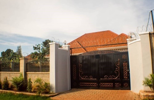 Entebbe House | Spacious & private family vacation rental that meets you comfort and relaxation.