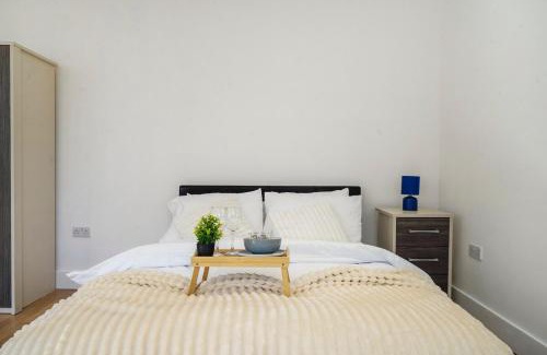 Borehamwood Apartment | Spacious Private Studio 89 with parking