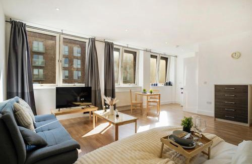 Borehamwood Apartment | Spacious Private Studio 89 with parking