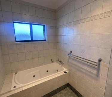 Lurnea House | Spacious Queen Room in Comfortable Two Story House - L2