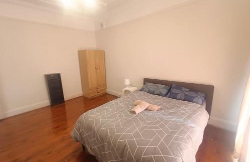 Earlwood House | Spacious Queen Room in Earlwood - EW2