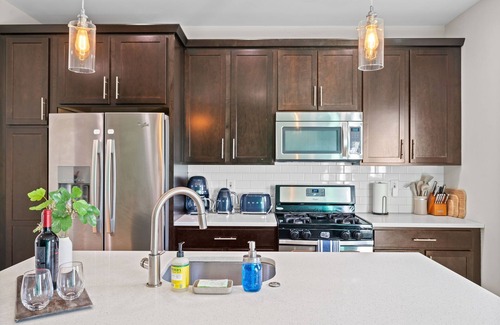 Manayunk House | Spacious & Quiet, 5 Min Walk to Main St, Rooftop Lounge!