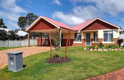 Dunsborough House | Spacious & quiet home with extended Golf views, close beach & CBD, WiFi