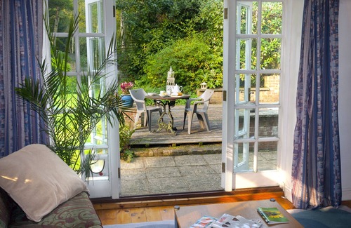 Mortlake Apartment | Spacious Quiet Super Large Studio Richmond Park in London