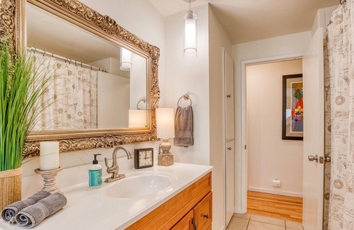 Shoreline House | Spacious remodeled home sleeps 8, Convenient Location Near I-5 and Seattle