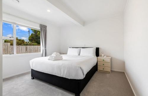 Greenlane - Ellerslie House | Spacious Renovated 3BR in Ellerslie I Zodiak Stays