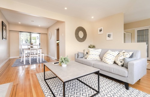 Upper Lonsdale House | Spacious Residence - Perfect Location
