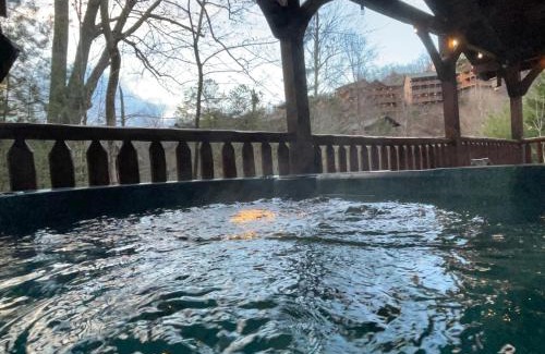 Gatlinburg Villa | Spacious Resort Log Cabin, Easy Drive, Hot Tub, Arcade Gameroom, Mountain Vibe