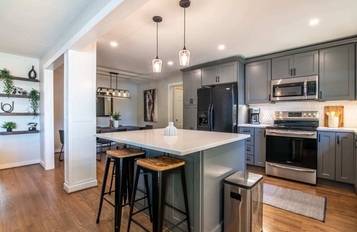Glen Iris House | Spacious Retreat | 7 Bedroom, 3 Bath, Ping Pong