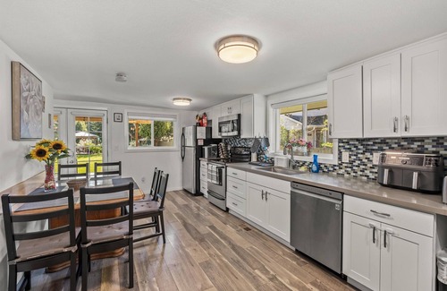 Tukwila House | Spacious RiverSide Family Home with patio and backyard, 9 mins to SeaTac Airport