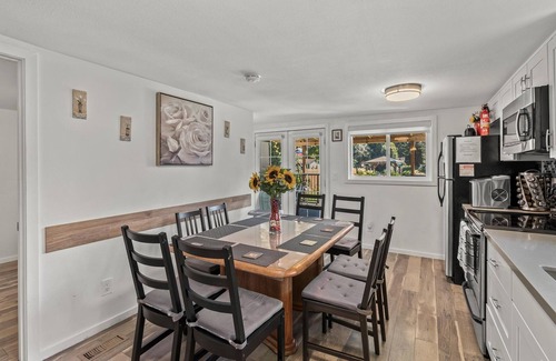 Tukwila House | Spacious RiverSide Family Home with patio and backyard, 9 mins to SeaTac Airport