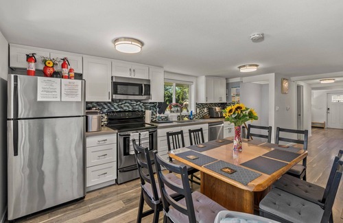 Tukwila House | Spacious RiverSide Family Home with patio and backyard, 9 mins to SeaTac Airport