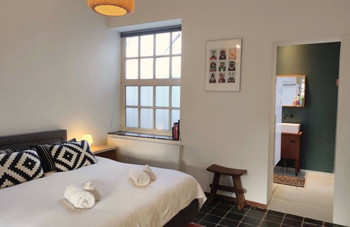 Amsterdam North Bed & Breakfast | Spacious room in former bathhouse. Free parking