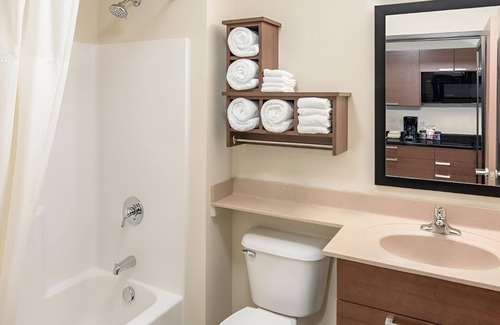 Berwick Hotel | Spacious Room w/Kitchenette for Families Traveling Near Adventureland Resort