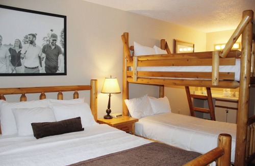 Iron Mountain Hotel | Spacious Room with On-site Dining and Indoor Pool - Ideal for Families
