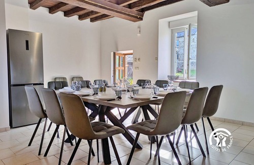 Chantrigne Cottage | Spacious rural retreat in Chantrigné for 14 guests with games room