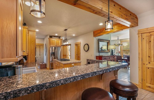 Redmond House | Spacious & Rustic Lodge Cabin. 4 Bedroom Kid & Pet Friendly w/Private Hot Tub!