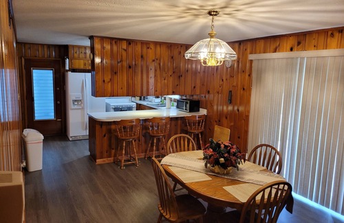 Albany House | SPACIOUS SAFE NURSE & LONG TERM STAY HOME CLOSE TO HOSPITAL MALL & RESTAURANTS!