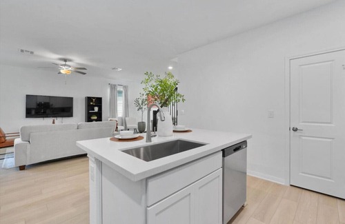 Del Valle House | Spacious SE Austin Retreat - Near F1, Tesla, COTA, ABIA - Perfect for Groups
