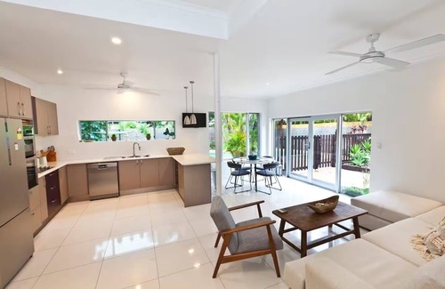 Burleigh Waters House | Spacious & Secure Family Beach Oasis