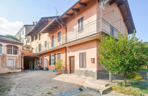 Castel San Pietro House | Spacious semi-detached house with large courtyard and shared outdoor pool.
