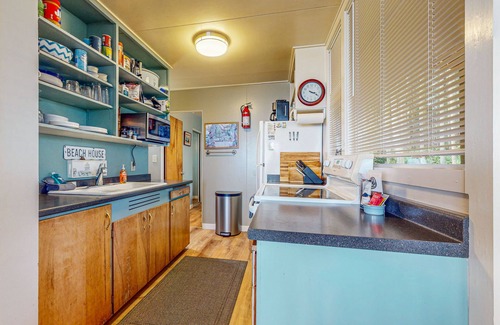 Sequim House | Spacious shorefront cabin with Dungeness National Wildlife Refuge views