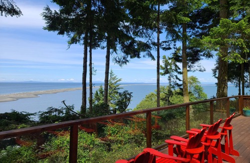 Sequim House | Spacious shorefront cabin with Dungeness National Wildlife Refuge views