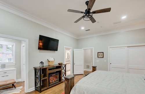 Caddo Heights-South Highlands House | Spacious South Highland Renovated Beauty with Hot Tub