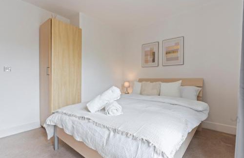 The Westside Apartment | Spacious spotless and comfortable 3 bedroom house in Birmingham city centre with allocated parking and city views