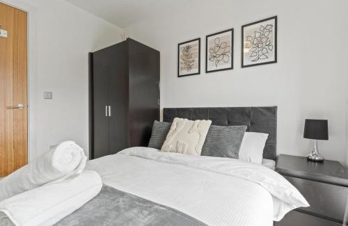 The Westside Apartment | Spacious spotless and comfortable 3 bedroom house in Birmingham city centre with allocated parking and city views