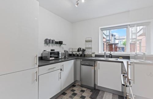 The Westside Apartment | Spacious spotless and comfortable 3 bedroom house in Birmingham city centre with allocated parking and city views