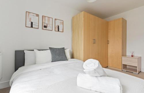The Westside Apartment | Spacious spotless and comfortable 3 bedroom house in Birmingham city centre with allocated parking and city views