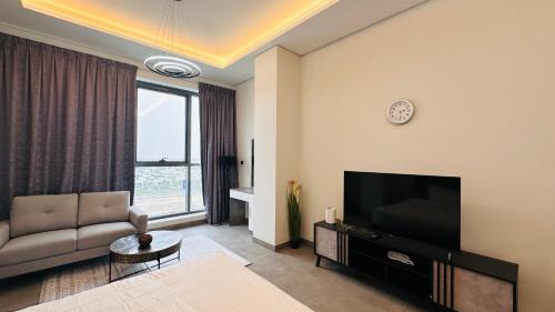 Business Bay House | Spacious Studio Apartment Canal View Business Bay by Belvilla