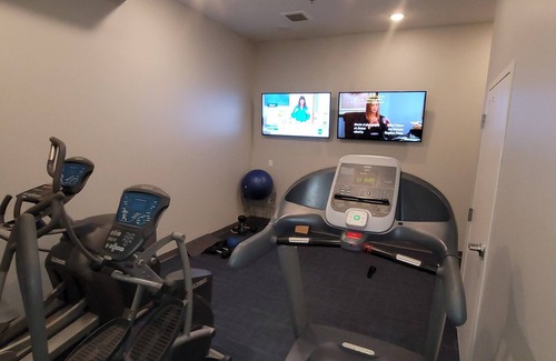 Downtown Apartment | Spacious Studio Downtown minutes from hospital