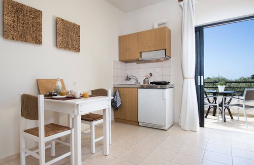 Galatas Hotel | Spacious studio in a peaceful environment